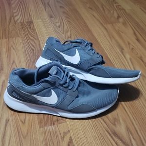 Mens gray Nike sneakers shoes 10.5 white
